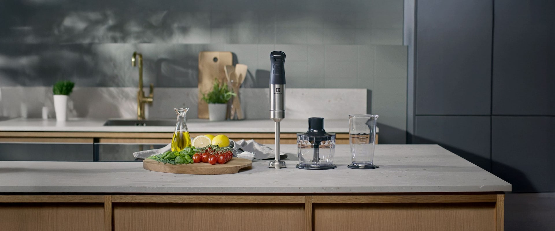 Sauvasekoitin keittiösaarekkeen päällä.